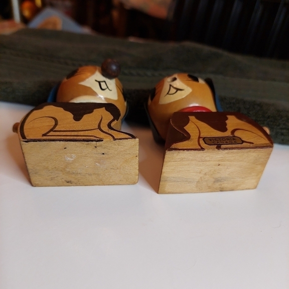 Vintage* Victoria BC Souvenir Puppy Salt and Pepper Shakers - Picture 7 of 9